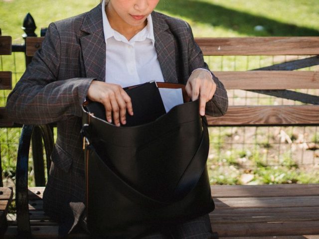 手拿包搭配指南：上班族也能輕鬆駕馭的時尚秘訣